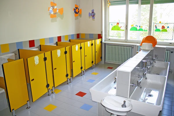 Fürdőszoba és WC-vel, kis mosogató menekültügyi — Stock Fotó