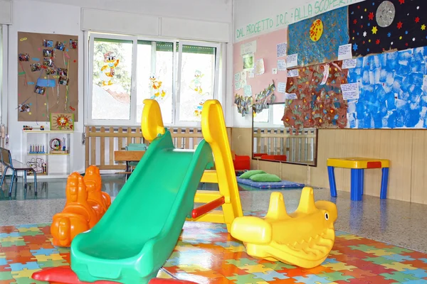 Interior de una sala de juegos una guardería escuela de jardín de infantes — Foto de Stock