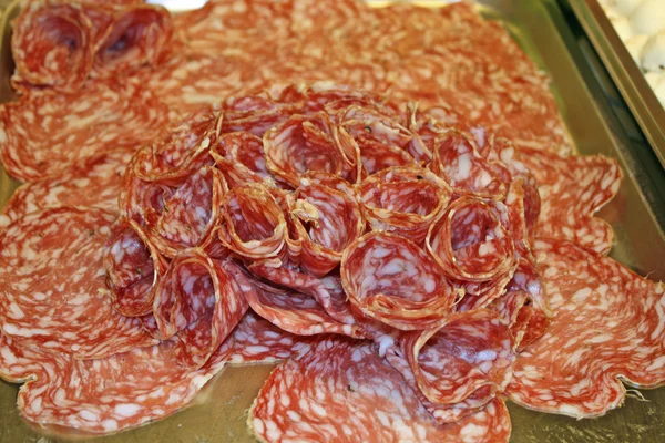 Bandejas de acero llenas de salame milano en un restaurante de autoservicio —  Fotos de Stock