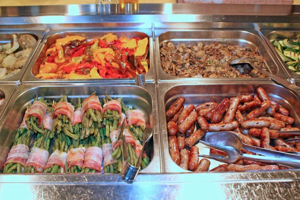 Ocelové zásobníky naplněné skvělé jídlo v italské restauraci — Stock fotografie