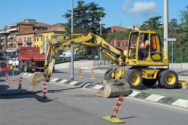 Roadworks with a scraper to work in the middle of the road — Stock Photo, Image