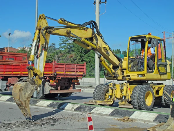 Roadworks with a scraper to work in the middle of the road — Stock Photo, Image