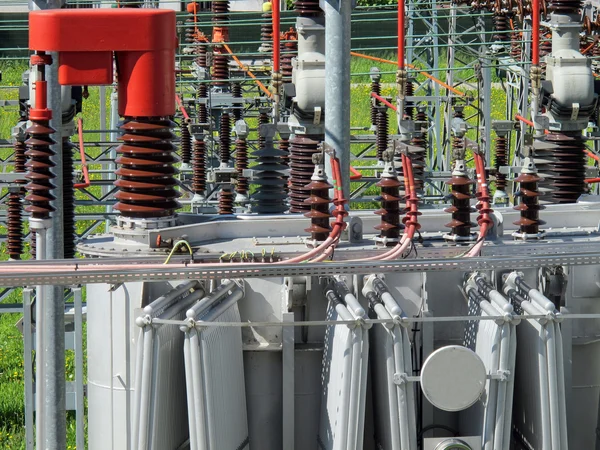 Elektrische transformator aan een powerhouse met switches, verbinding verbreken — Stockfoto