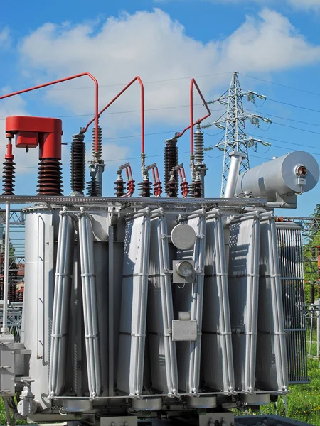 Elektrischer Transformator zu einem Kraftpaket mit Schaltern, trennen — Stockfoto