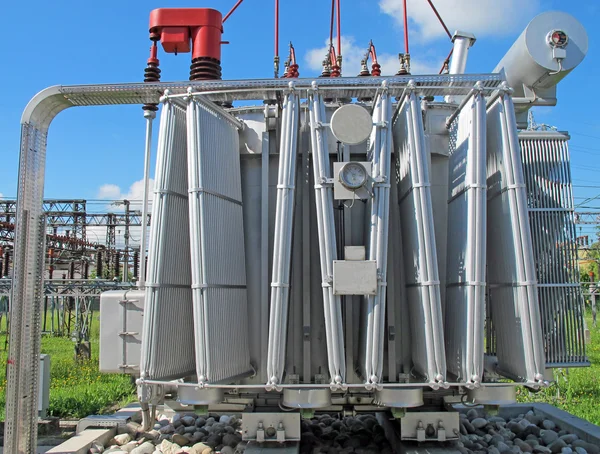 Трансформатор напряжения внутри электростанции — стоковое фото
