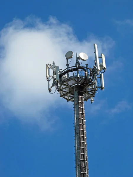 Televizyon ve telefon sinyal iletimi için antenler — Stok fotoğraf