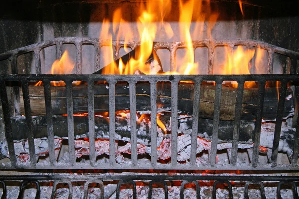 Feuerstelle für die Zubereitung der Glut zum Grillen — Stockfoto