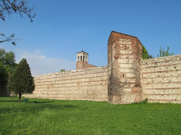 Zabytkowych murów miasta vicenza z dzwonowa wieża — Zdjęcie stockowe
