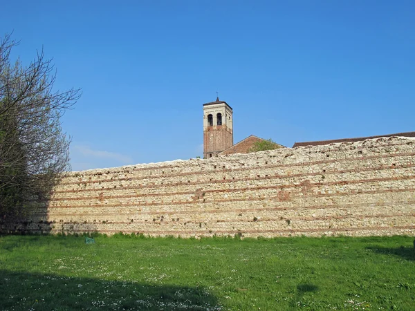 Antigas muralhas da cidade de vicenza com o campanário do — Fotografia de Stock