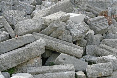 kalıntıları ve moloz taş bir kilise tarafından deprem yok