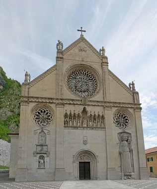 depremden sonra yeniden gemona katedral