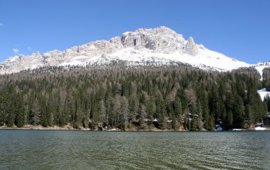 parlak ve güzel dağ gölü misurina