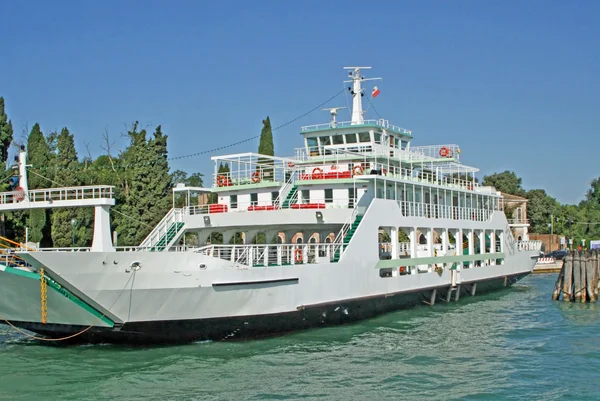 Barco para o transporte de carros e turistas — Fotografia de Stock