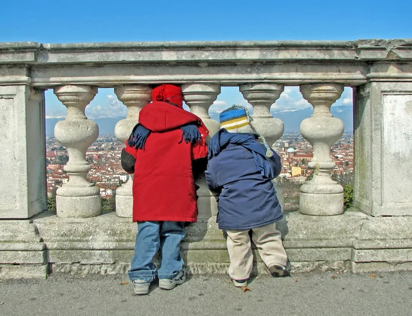 Children who watch from the railing — Stock Photo, Image