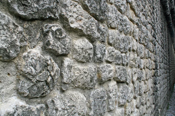 Robusto antico muro medievale fatto di roccia e pietra — Foto Stock