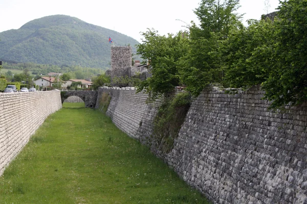 Foso medieval para proteger la ciudad de Venzone por los bárbaros —  Fotos de Stock