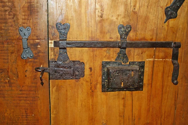 Ferro velho com fechadura deadbolt para fechar a porta de madeira — Fotografia de Stock