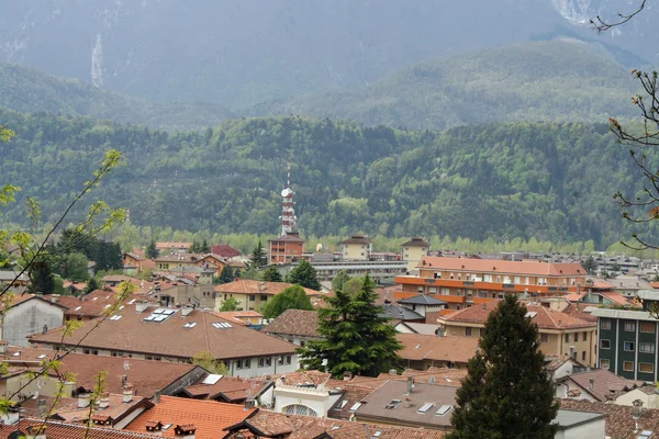 Foto aérea de casas y tejados de una ciudad en Italia — Foto de Stock