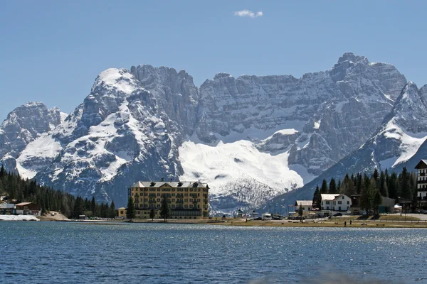 Ljus och vacker alpine lake misurina — Stockfoto
