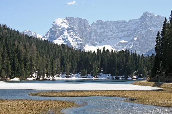 Lac alpin lumineux et magnifique Misurina — Photo