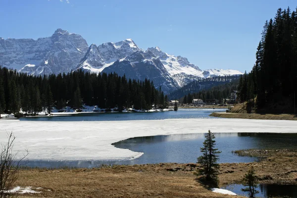 Světlé a krásné alpské jezero misurina — Stock fotografie