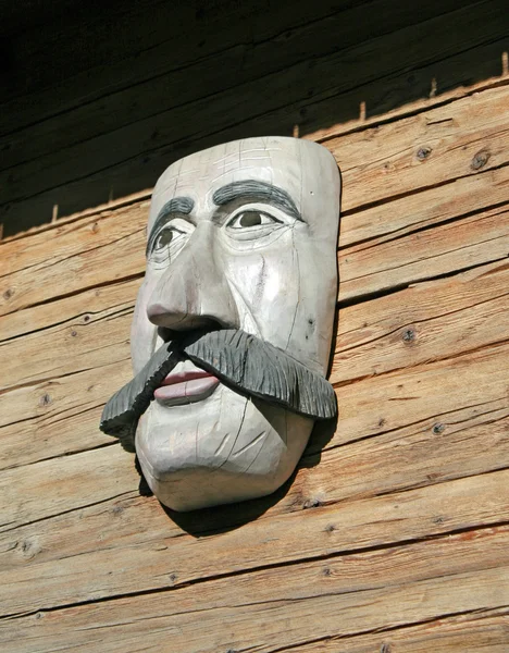 Maschera di legno con una faccia con baffi grandi — Foto Stock