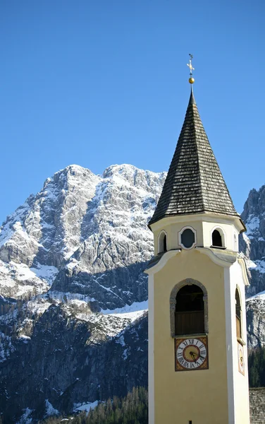 Çan kulesine bir kilise ve Dolomites'in arka planı — Stok fotoğraf
