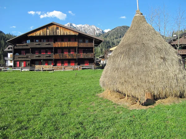 Hooiberg van droog gras en een typisch huis van de Italiaanse Daheim — Stockfoto
