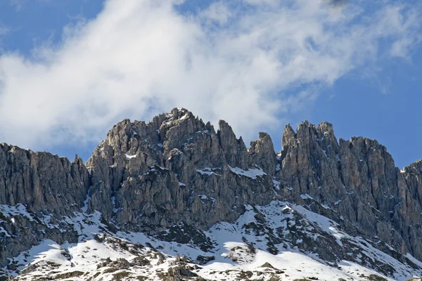 Доломиты в Италии с голубым небом и облаками — стоковое фото