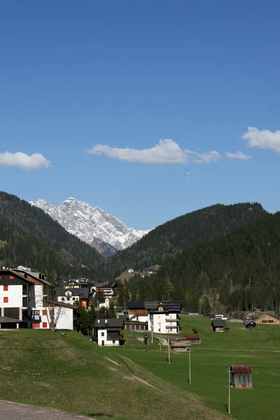 Panorama das Dolomitas com casas e celeiros — Fotografia de Stock