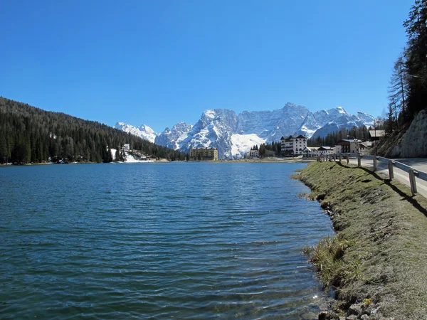 Modré jezero misurina s dolomiti horami v pozadí — Stock fotografie