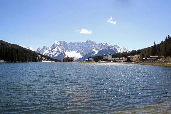 Niebieskie jeziora misurina dolomiti góry w tle — Zdjęcie stockowe
