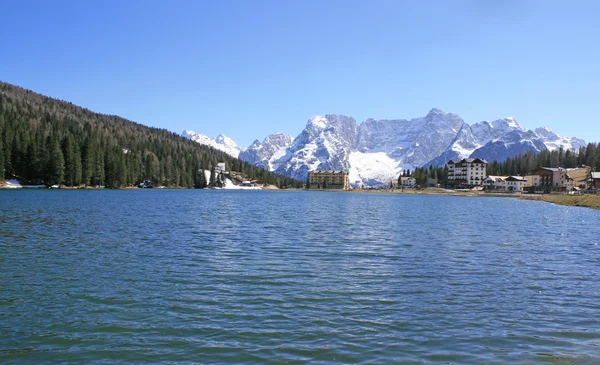 Lago Alpino Congelado Misurina con montañas de dolomiti — Foto de Stock