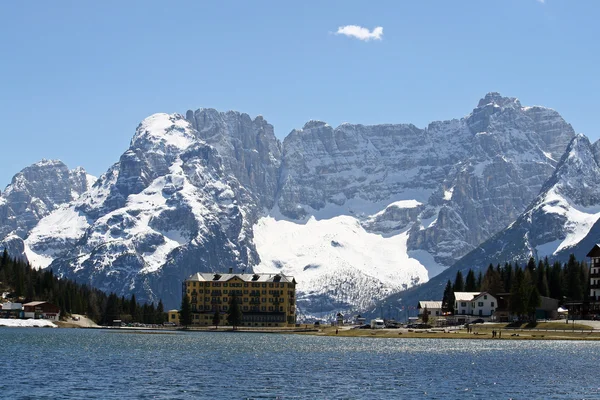 Frysta alpine lake misurina med dolomiti mountains — Stockfoto