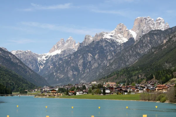 Zmrazené alpské jezero misurina s hory dolomiti — Stock fotografie