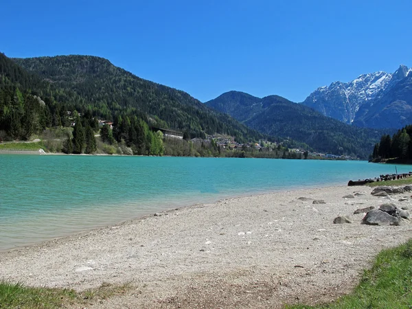 Frossen Alpine Lake Misurina med dolomiti bjerge - Stock-foto