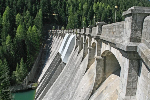 Reservoar dam för elproduktion med ren — Stockfoto
