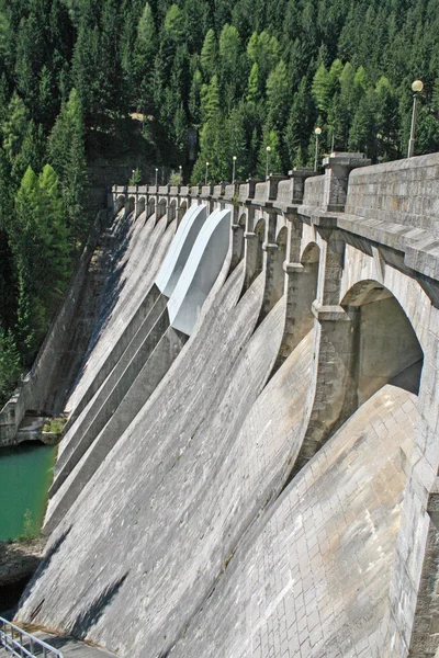 クリーンな電気の発電用貯水ダム — ストック写真