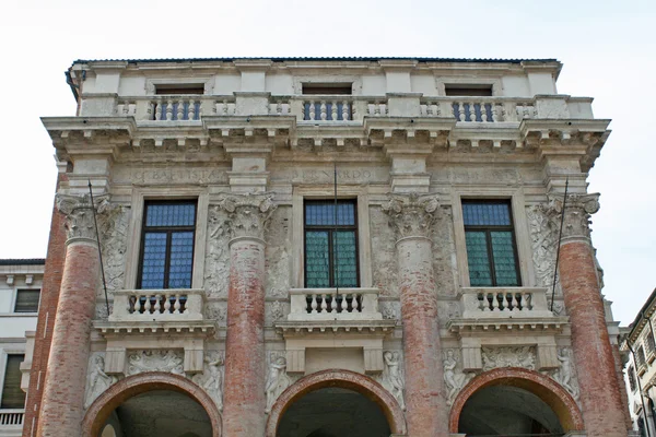 Исторический дворец на площади Синьори в Виченце — стоковое фото