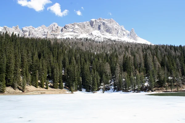 Lac Alpin Congelé Misurina avec montagnes de dolomites — Photo