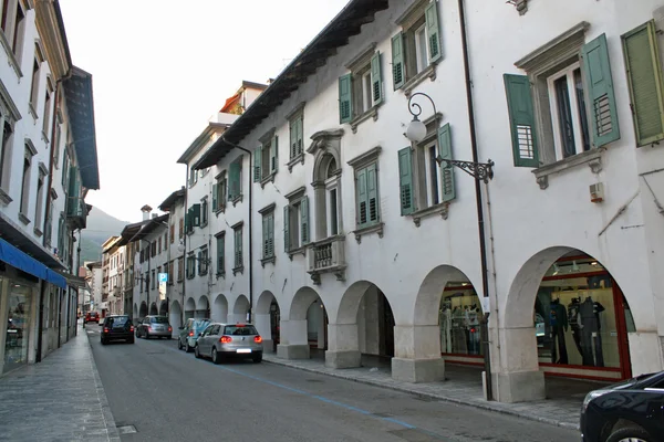 Strada principale di Tolmezzo, comune del Nord Italia — Foto Stock