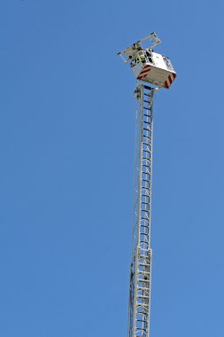 bir kurtarma operasyonu sırasında yangın merdiveni