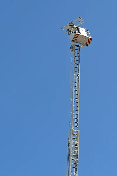 Пожарная лестница во время спасательной операции — стоковое фото