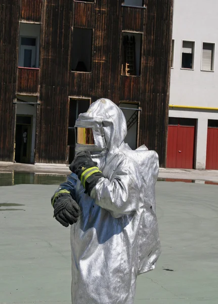 Hasiči se zvláštní oblek proti záření a radioactivi — Stock fotografie