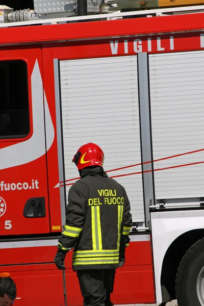 Пожежники біля пожежної машини після пожежогасіння — стокове фото