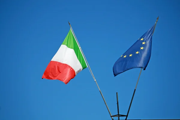 Italienische Flagge und auch die europäische blaue Flagge wehen am Himmel — Stockfoto