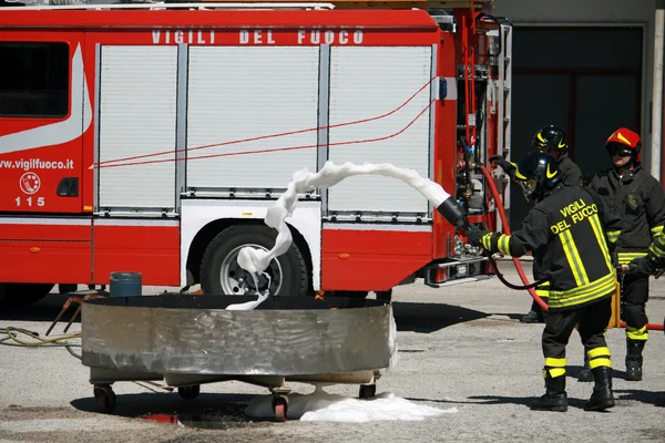 Les pompiers éteignent un incendie simulé lors d'un exercice dans leur — Photo