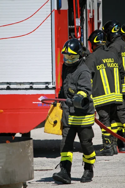Πυροσβέστες να σβήσουν μια μιμούμενη πυρκαγιά κατά τη διάρκεια μιας άσκησης σε τους — Φωτογραφία Αρχείου