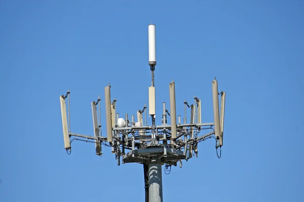 Wirrwarr von Antennen für die Übertragung von Signalen des Mobilfunks — Stockfoto