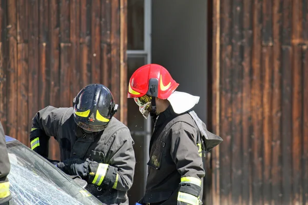 Пожарные в действии, чтобы освободить раненых в аварии — стоковое фото